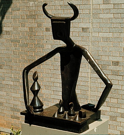 The King Playing with the Queen sculpture